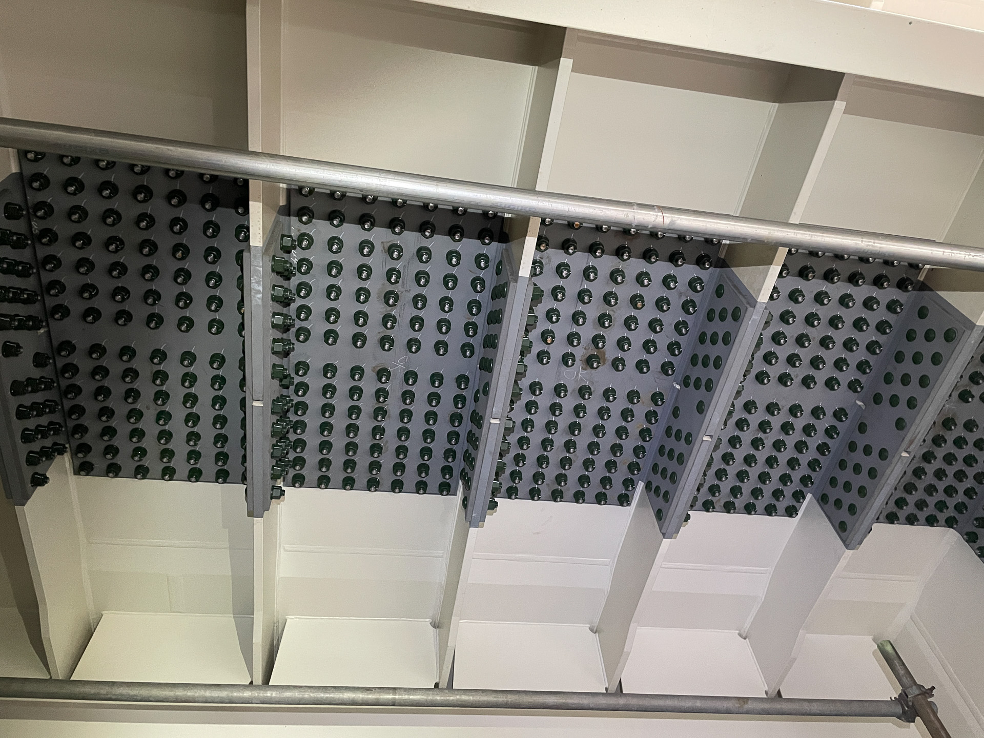 ボルト締めで橋脚と新設橋の梁を固定した