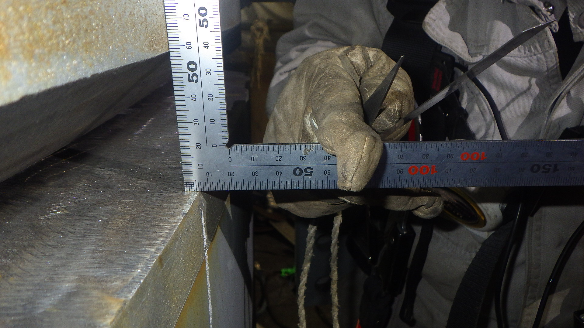 直径5.5mの柱に対して、鋼板の厚みが9.5cm。これを約60周して溶接した