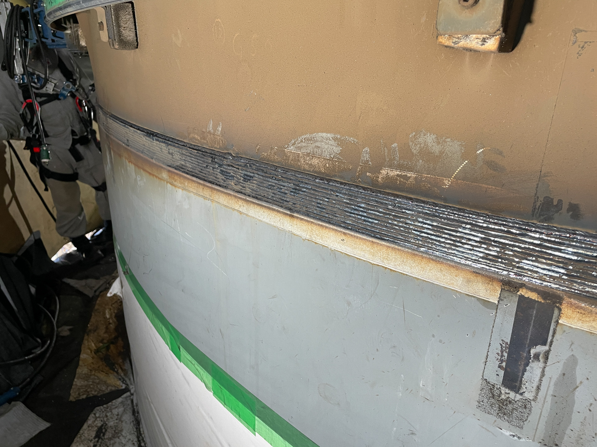 直径5.5mの柱に対して、鋼板の厚みが9.5cm。これを約60周して溶接した