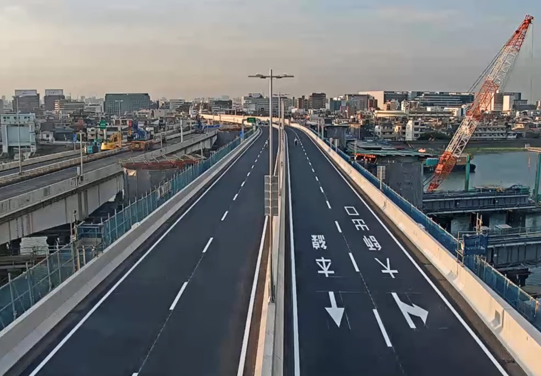 区画線や路面文字を描いた