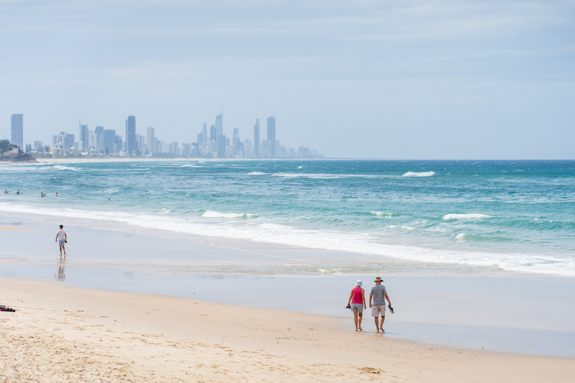 長いビーチの先にサーファーズ・パラダイスの高層ビル群が見えるバーレイヘッズ