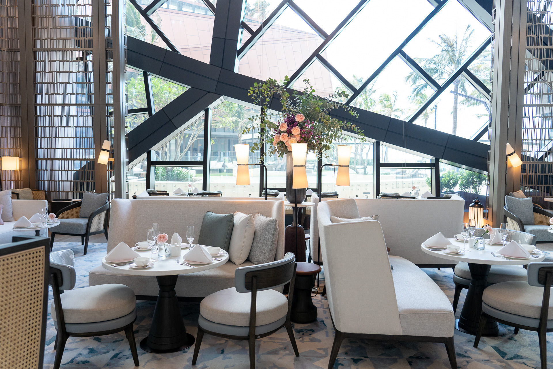 ロビー階にある「パームコート」。モダンで洗練されたピンクの空間にうっとり