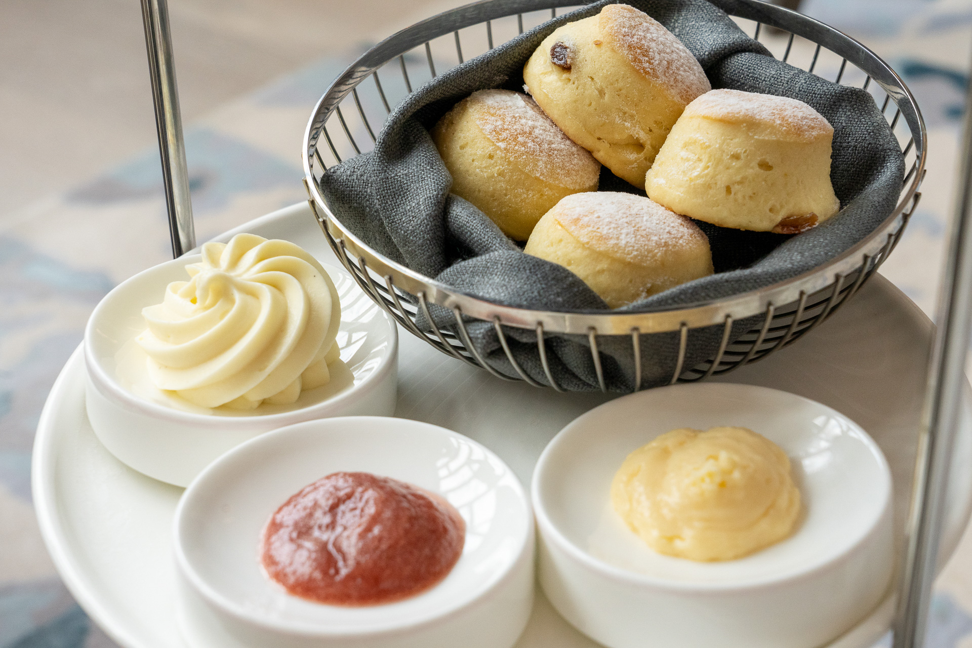 どれも食べるのがもったいないほど美しい！　飲み物は2種類いただけます