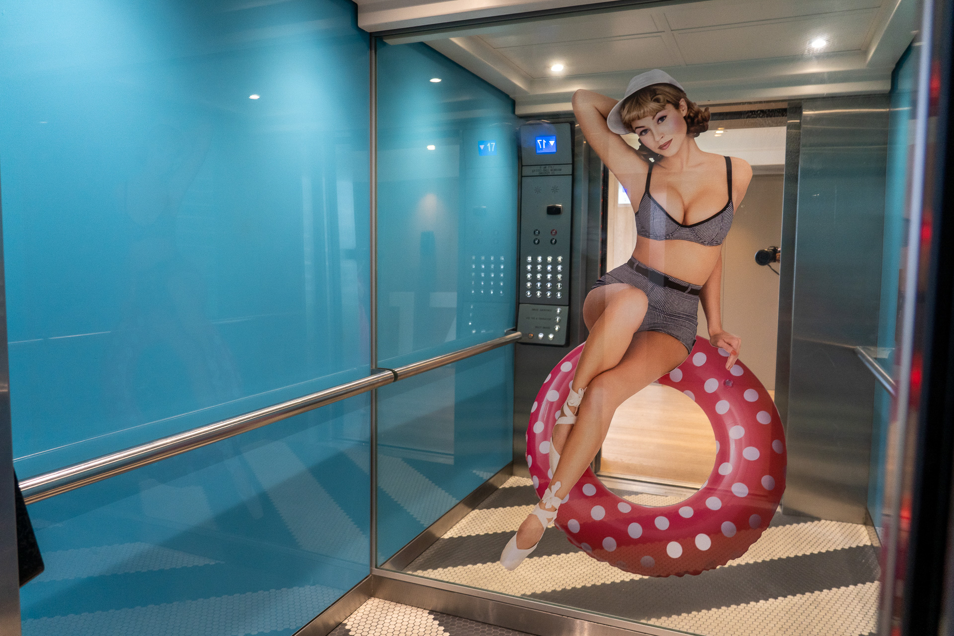 ガラスに人物がプリントされているので、ドアが開くたびに毎回ビクッとしていたエレベーター。特に心臓にわるいのが手を挙げてるおじさんバージョン