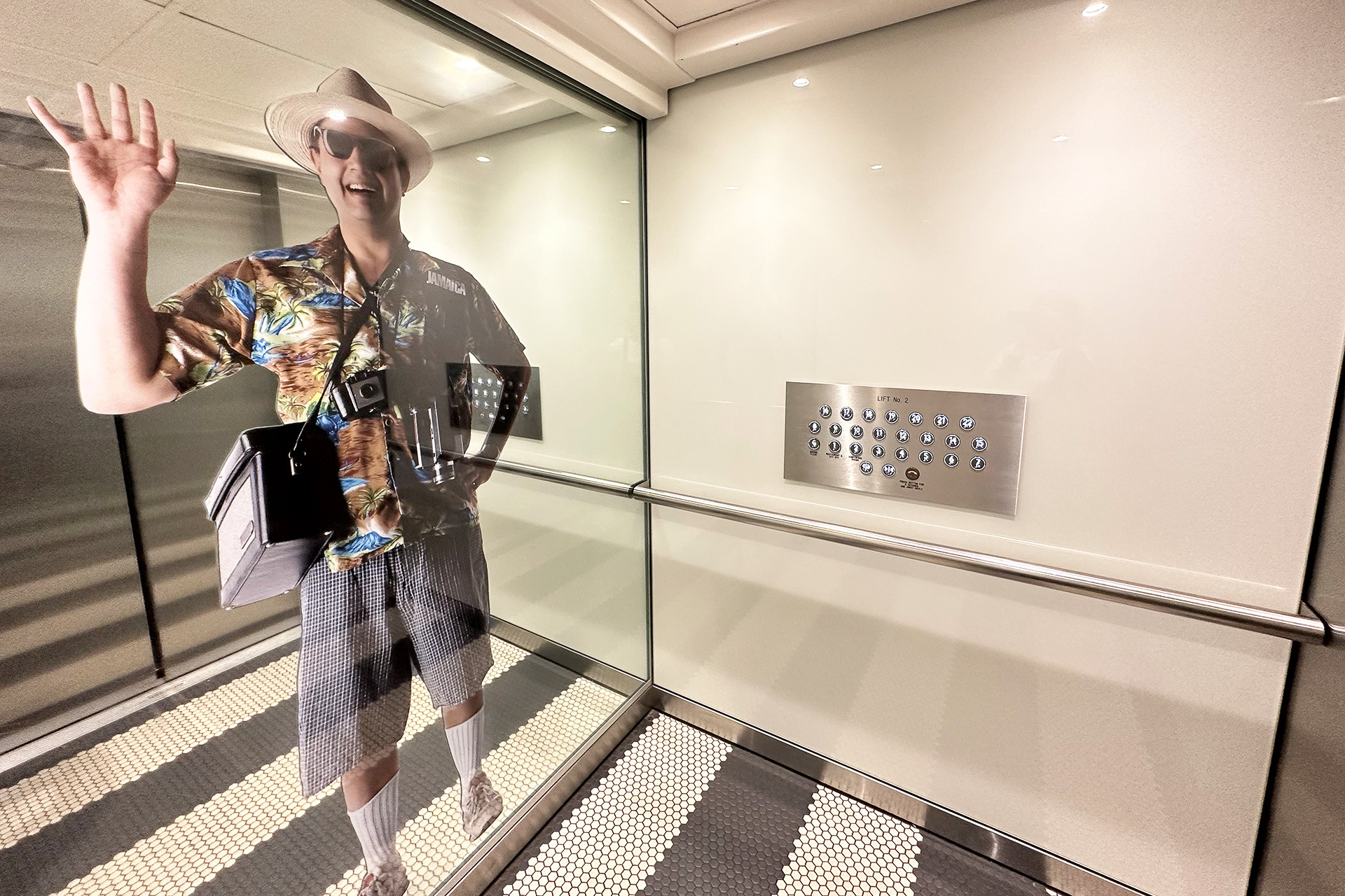 ガラスに人物がプリントされているので、ドアが開くたびに毎回ビクッとしていたエレベーター。特に心臓にわるいのが手を挙げてるおじさんバージョン