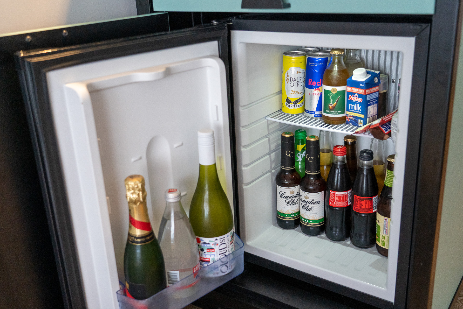 冷蔵庫の中身はミニバーで有料