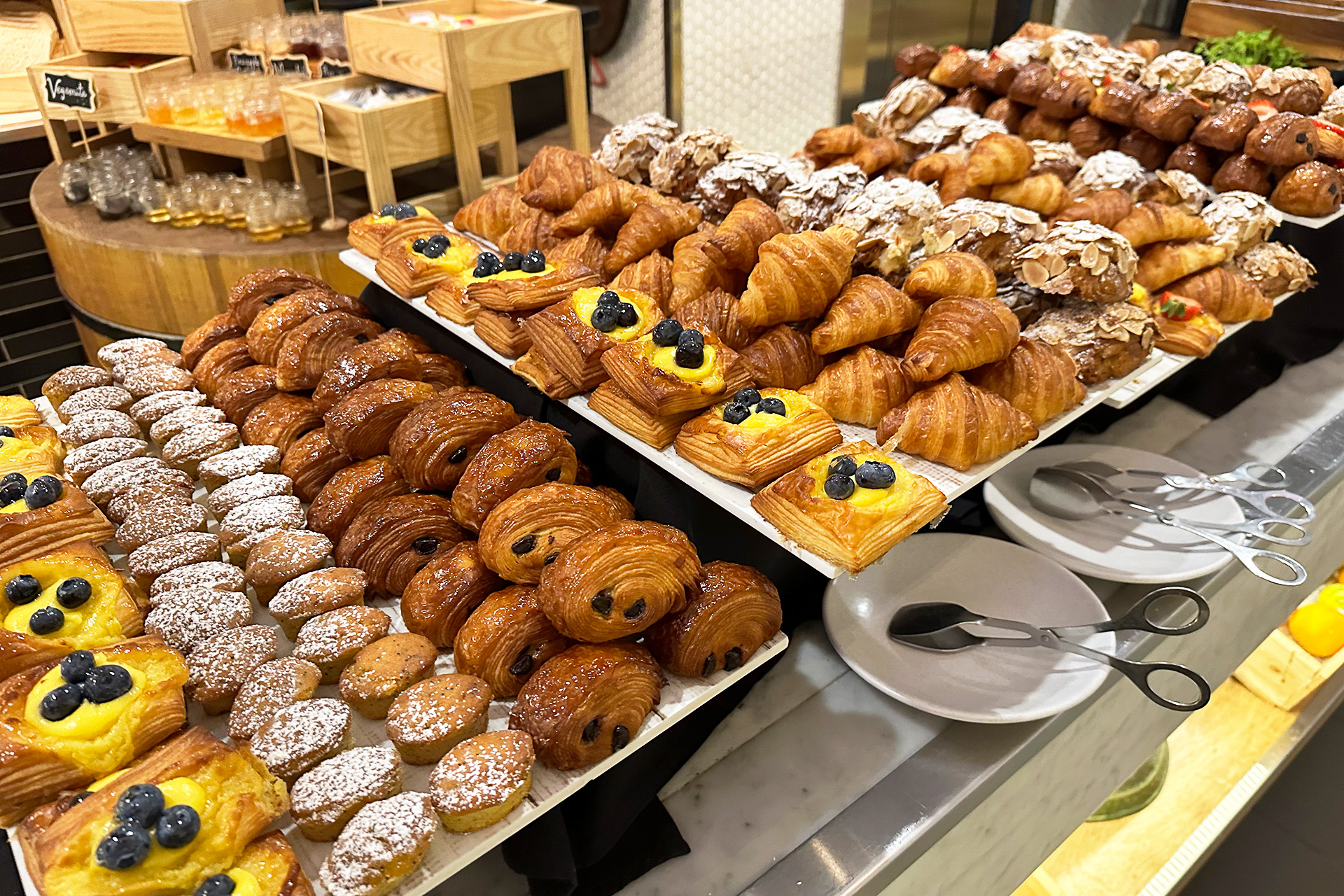 定評があるというQTゴールドコーストの朝食。目移りするほど品数が多くてびっくり