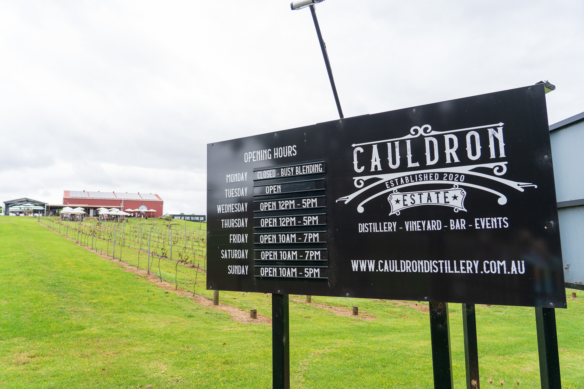 コールドロン蒸溜所。月曜が定休日のようです