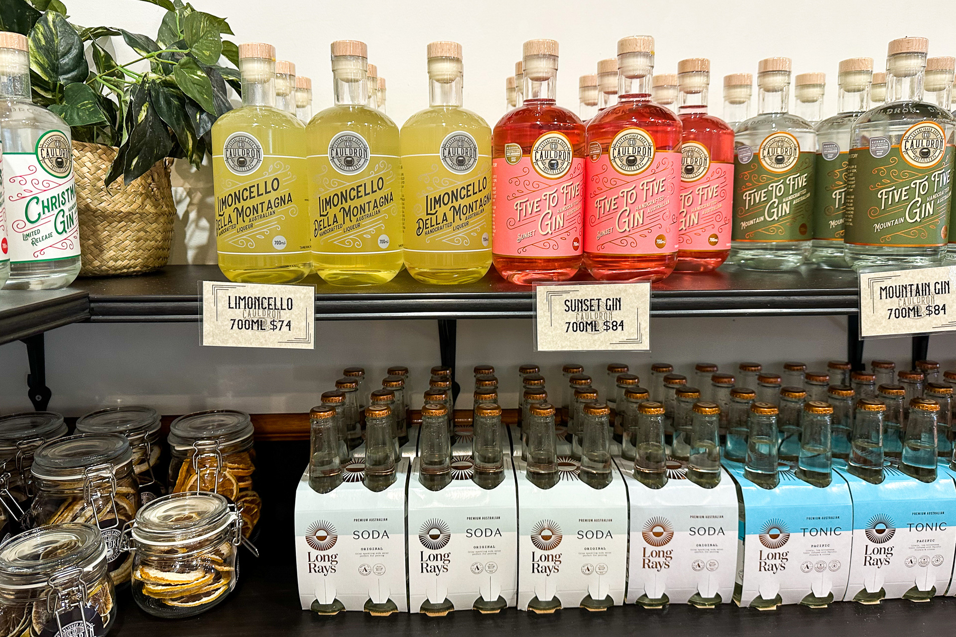 景色を楽しみながらジンと一緒に食事も楽しめます