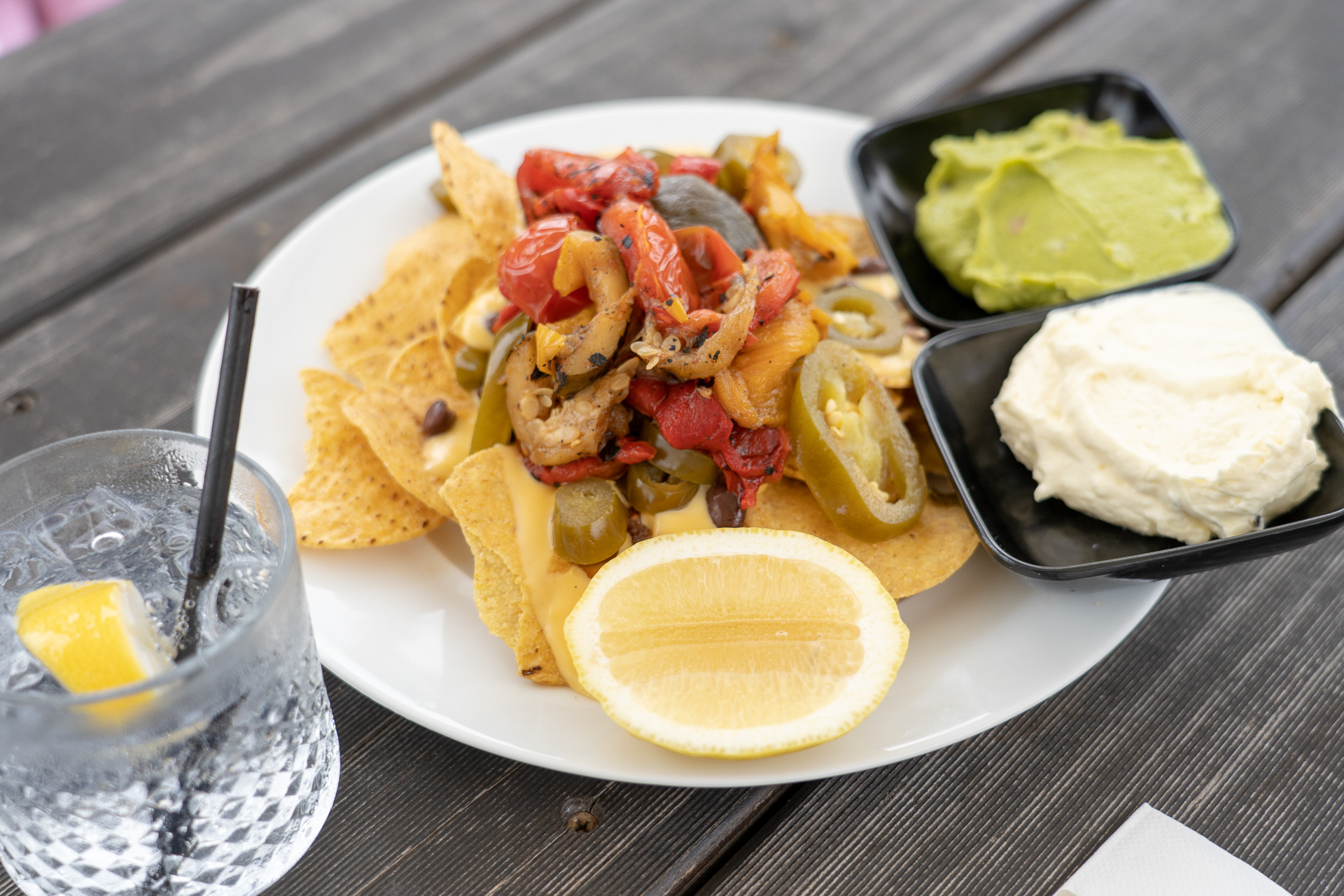 景色を楽しみながらジンと一緒に食事も楽しめます