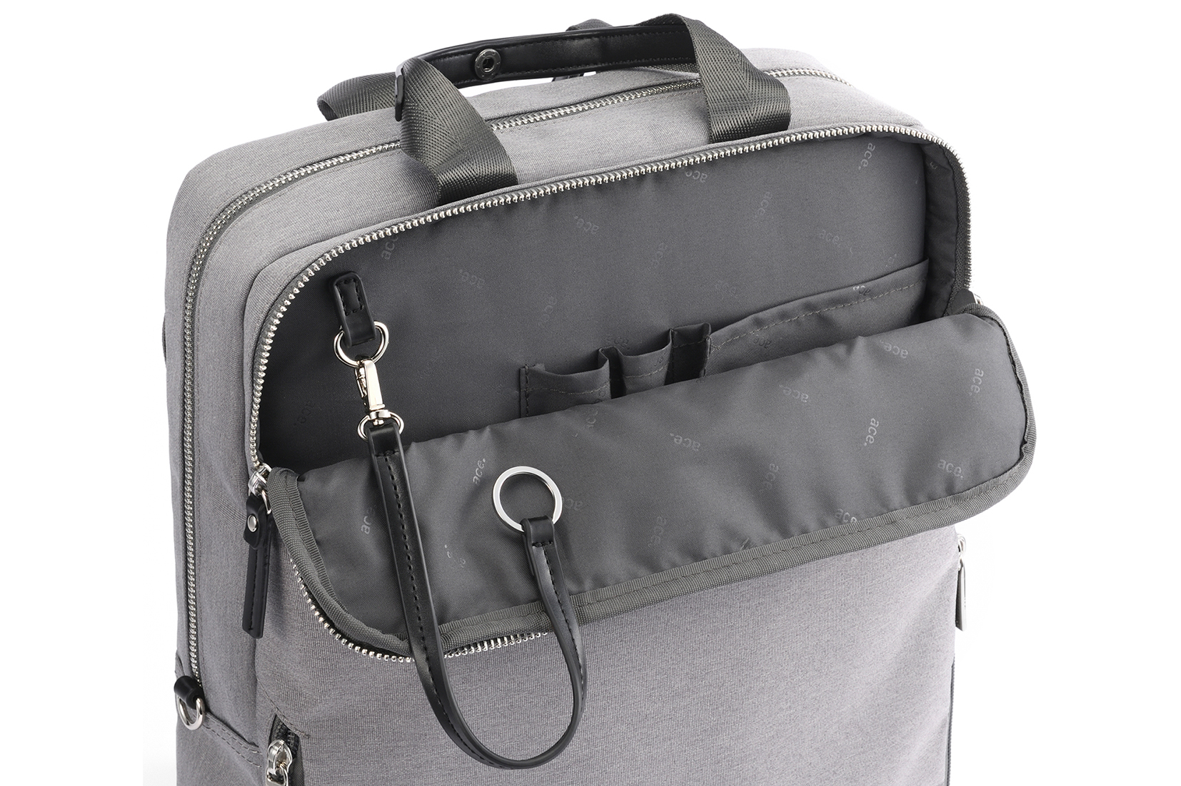 ストラップや鍵を取り付けられるフロントポケット内のキーリング