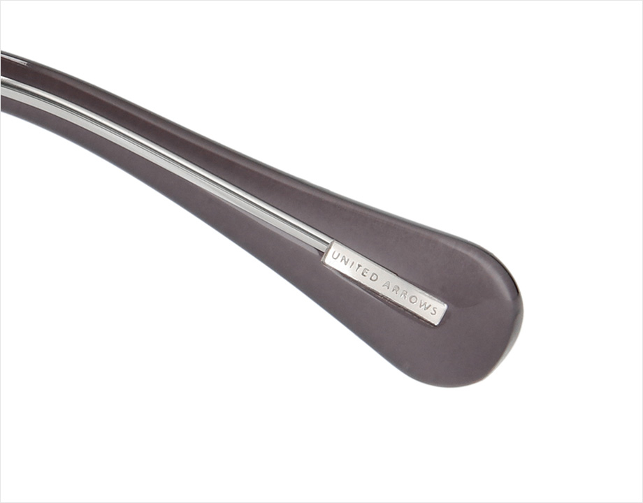 内側にさりげなく配置されているUNITED ARROWSのロゴプレート