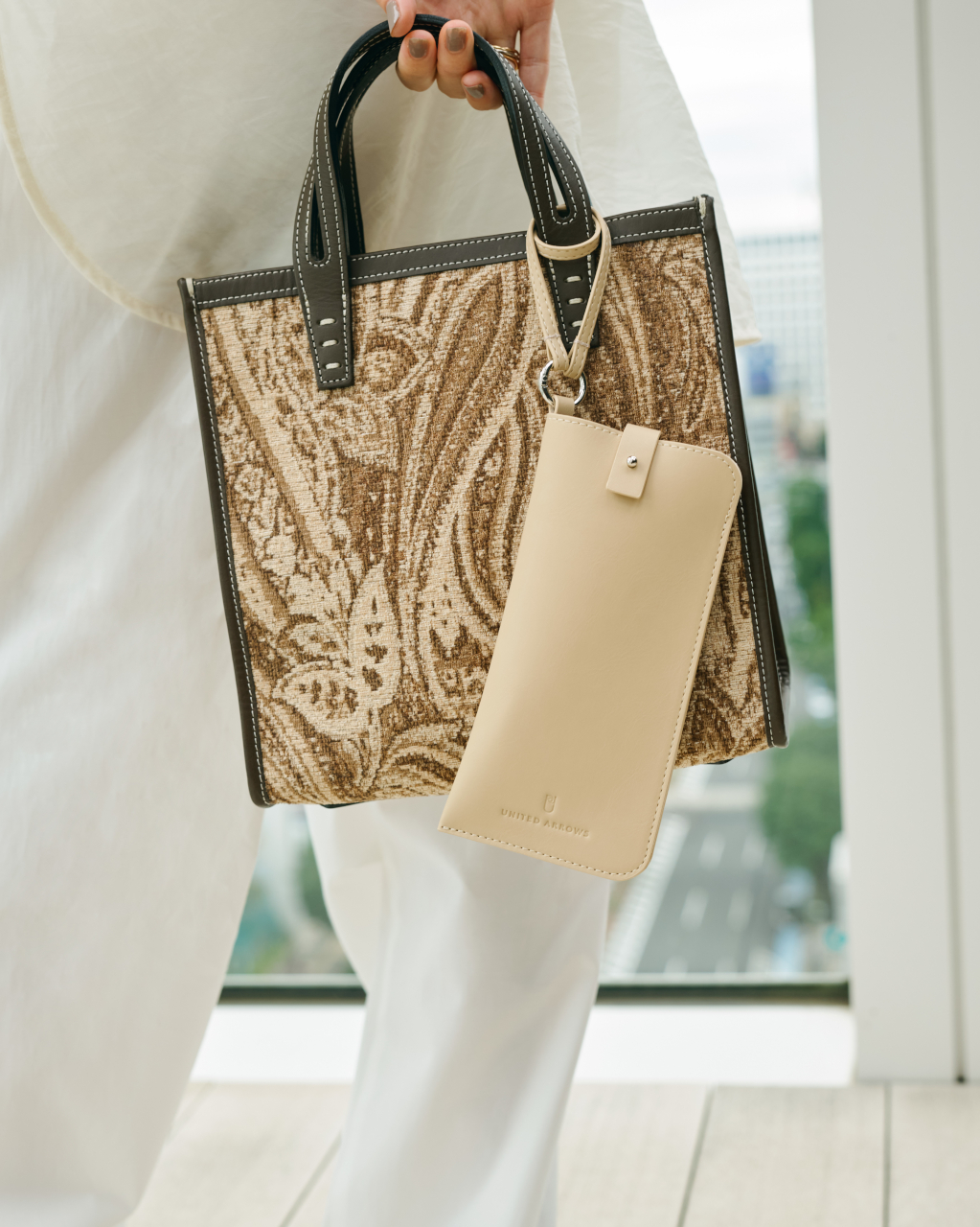 オリジナルケースのストラップはバックにもつけることができ、持ち運びに便利