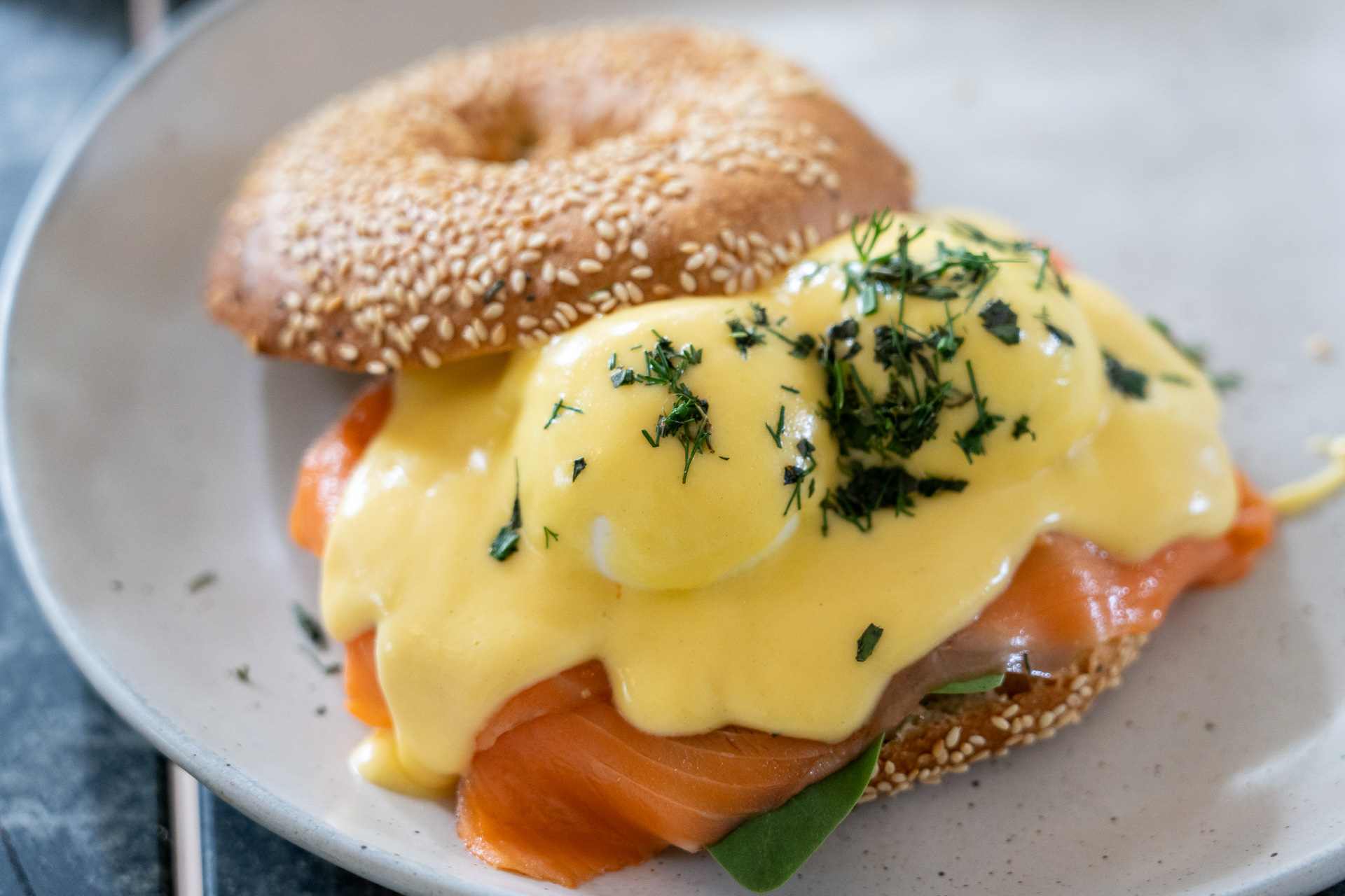 スムージーA＄10.90、スモークサーモンシグネチャーベーグルA＄20.90など。サワードゥ―ブレッドのオープンサンドなどはナッツ使いが絶妙！