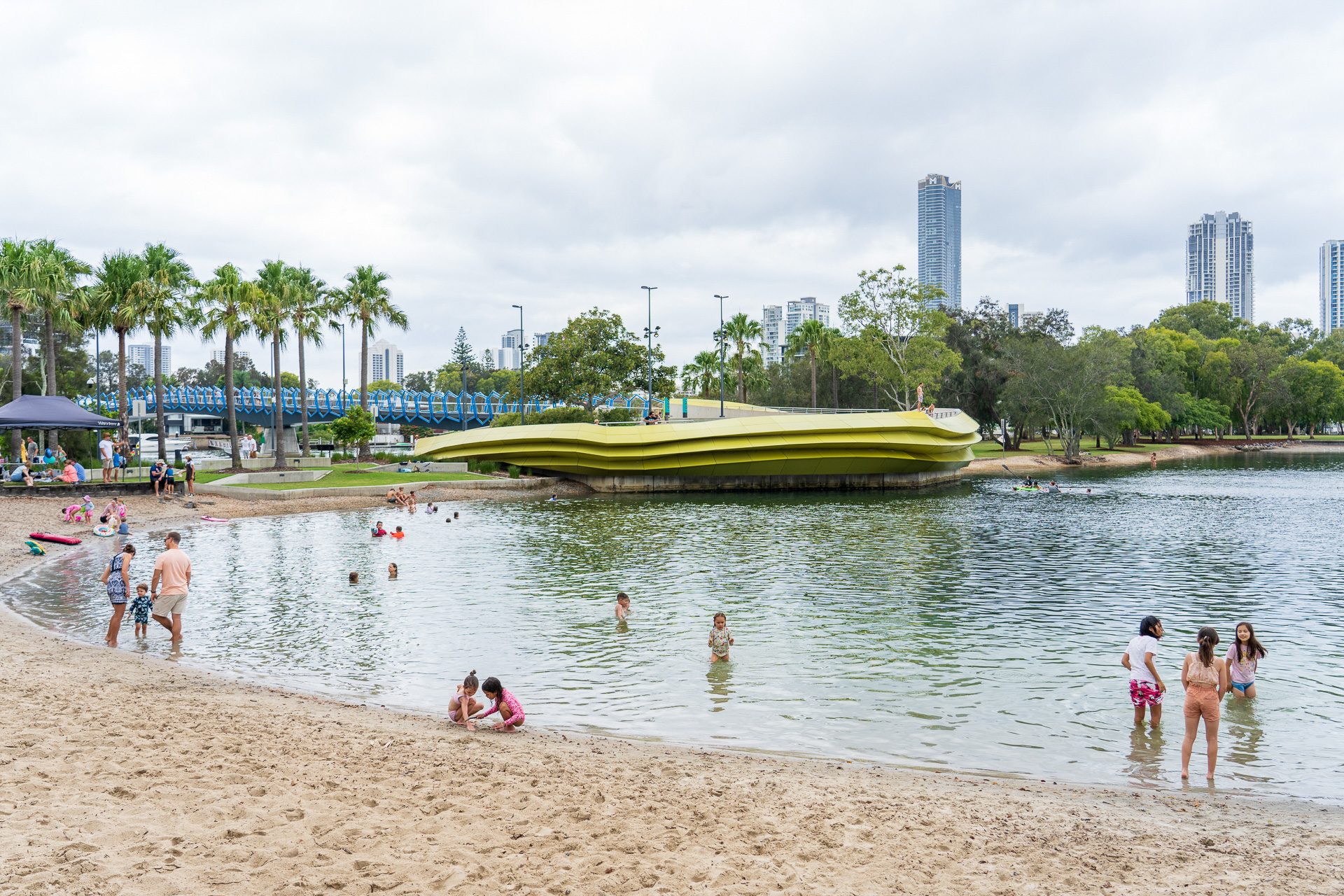 子供たちは池で水遊び、大人は芝生エリアでのんびり朝食。素敵な日曜日ですね