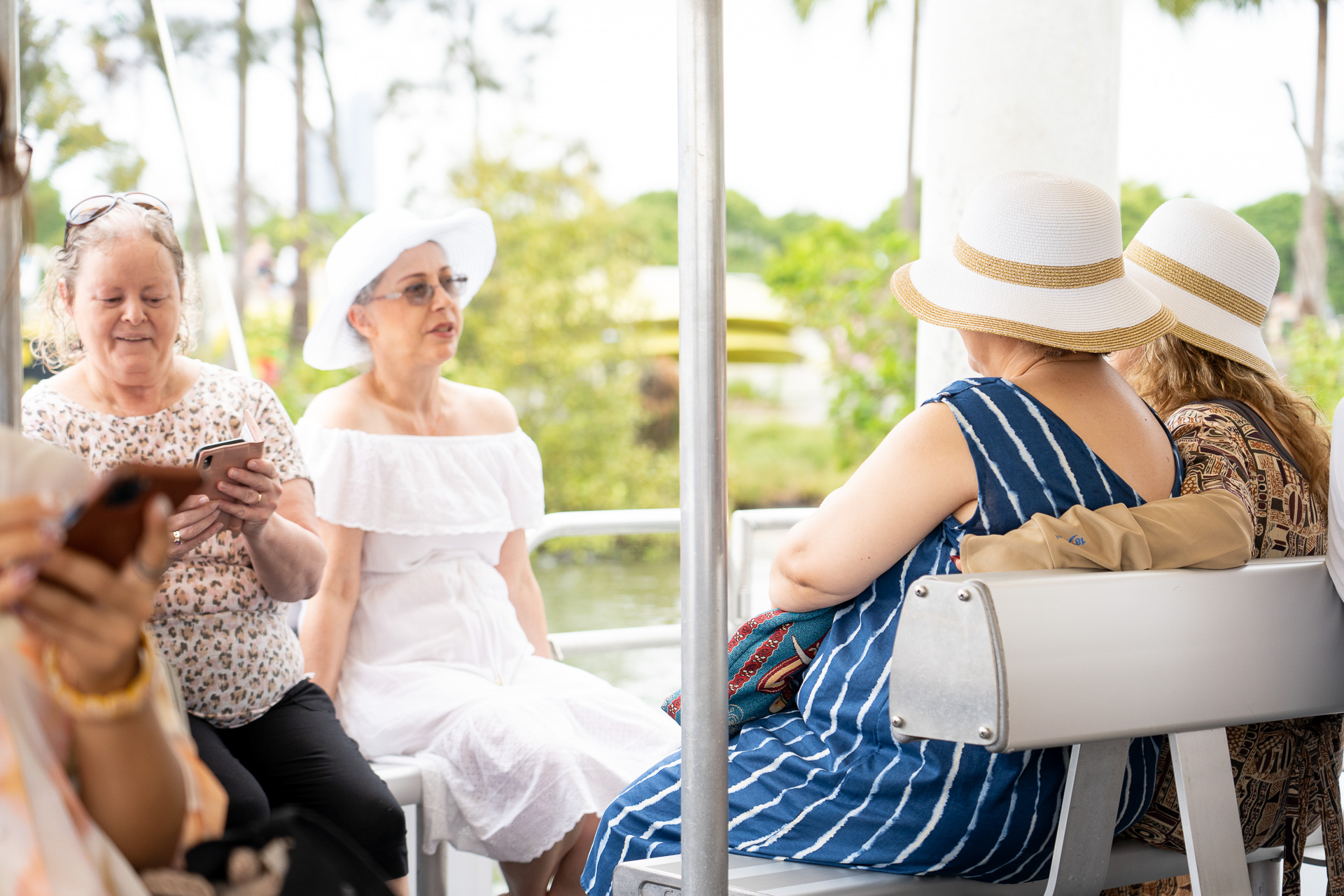 おシャレなマダム達の姿も