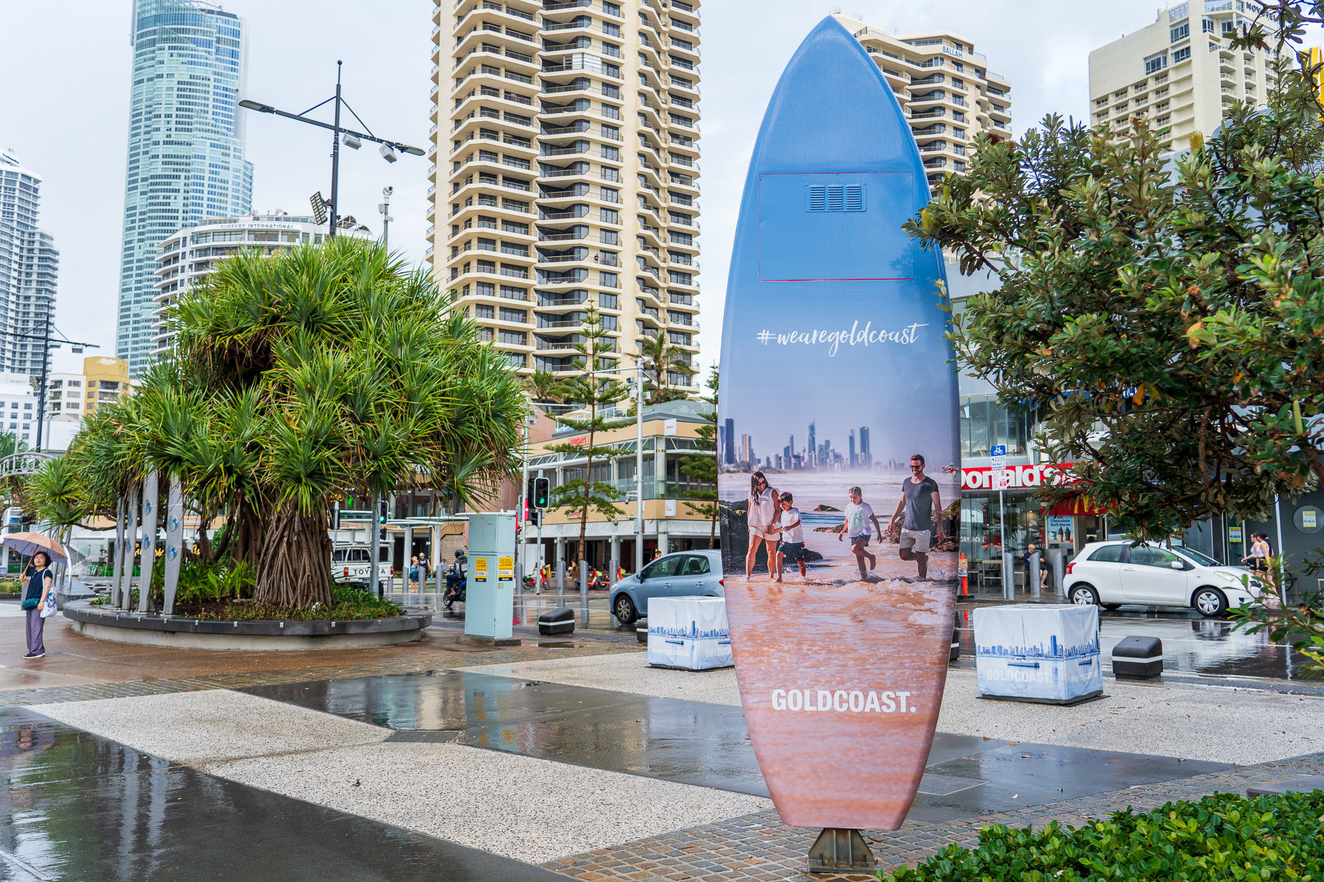 サーファーズ・パラダイスではスコールに遭遇