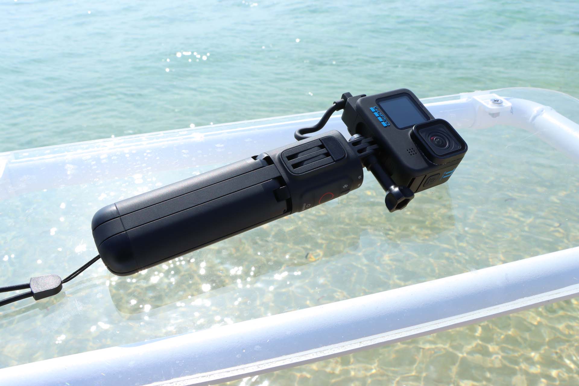 このGoProを支えているアタッチメントは外部電源グリップ「Volta」だ。GoProを使いながら充電できるのが便利なアイテムだが、水には弱いため注意してほしい