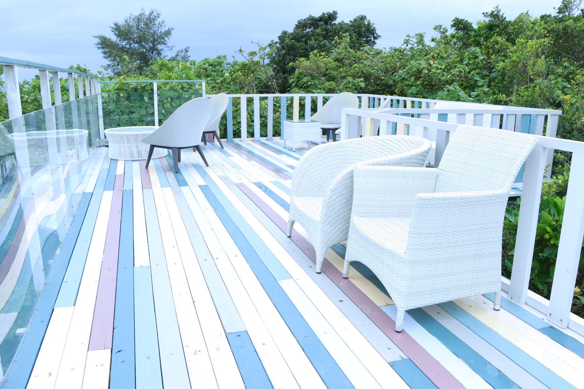 大きなガジュマルの木の上に海を臨めるテラスがある