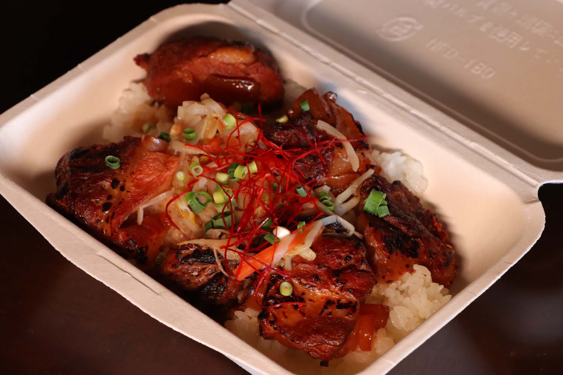 昼食はランチボックスの炙りソーキ