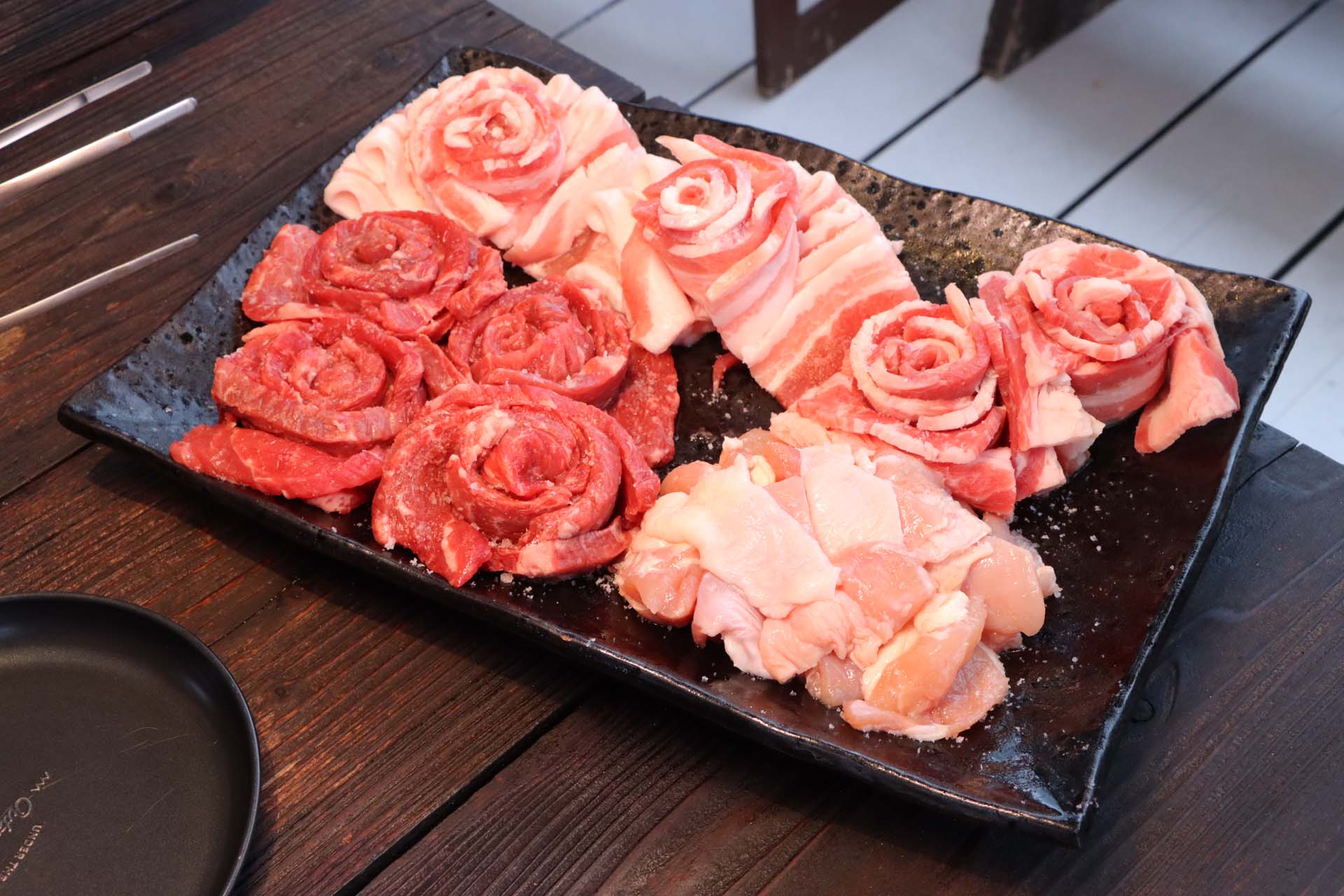 この日の夕食ではみんなでテーブルを囲んでバーベキュー