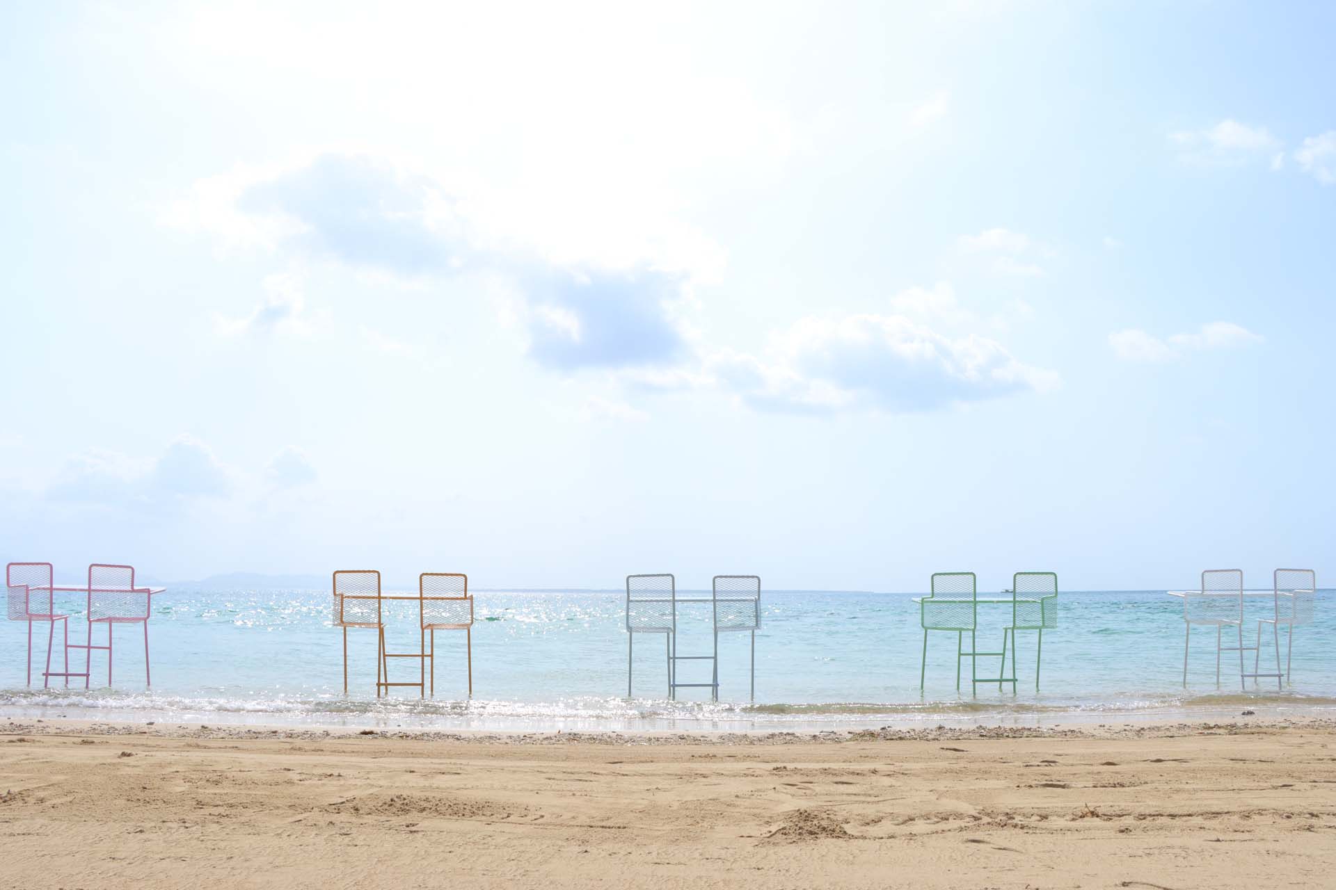 色とりどりのカウンター席が海に浮かぶ様子は夢のような光景だった