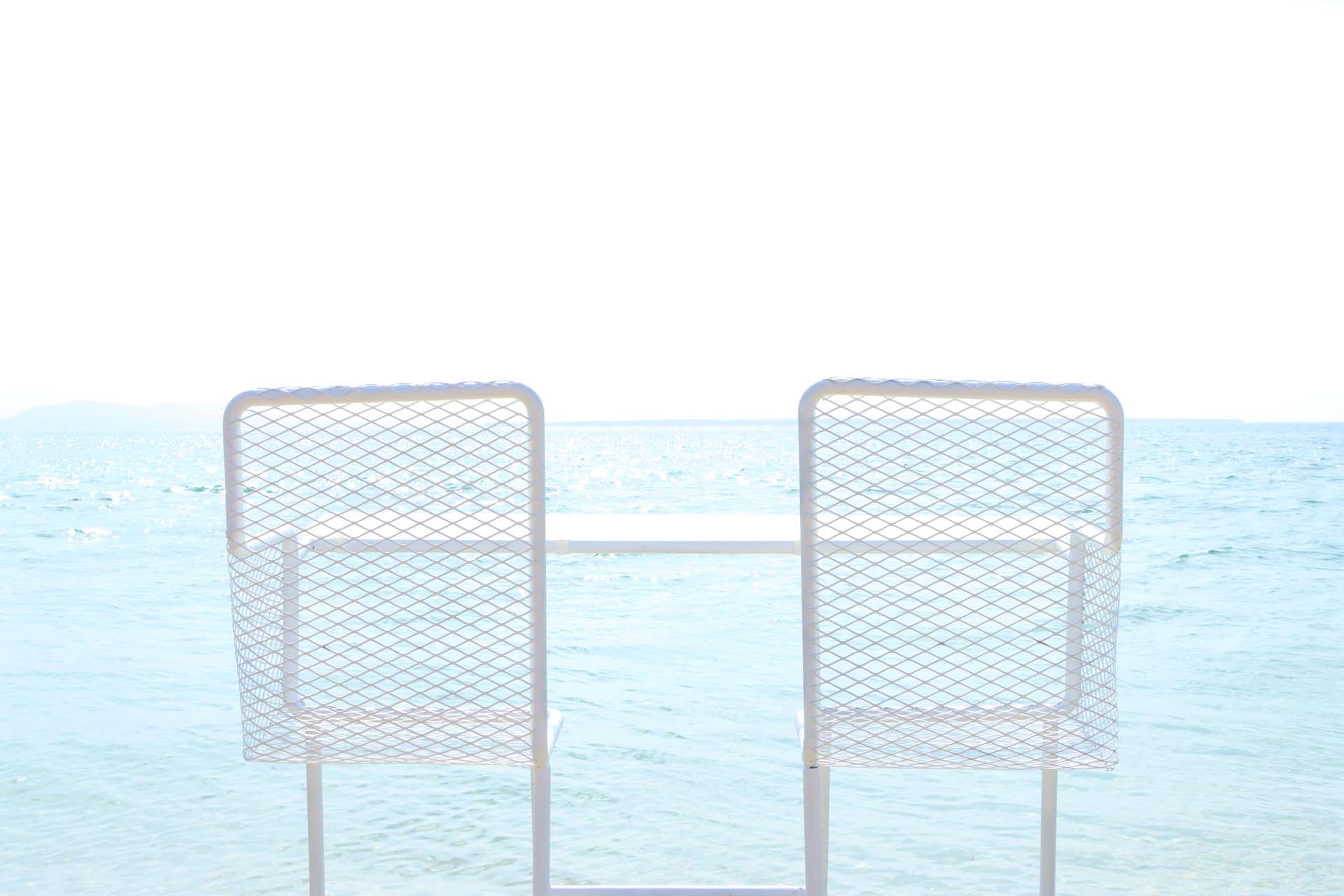 色とりどりのカウンター席が海に浮かぶ様子は夢のような光景だった