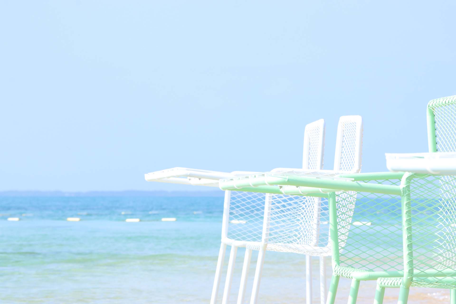 色とりどりのカウンター席が海に浮かぶ様子は夢のような光景だった