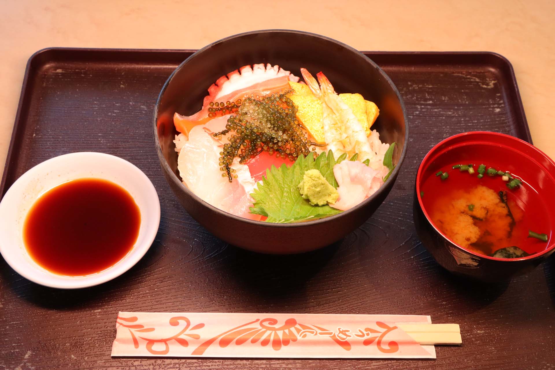 石垣島のネタのみが使われた海鮮丼。海ぶどうまで乗っている