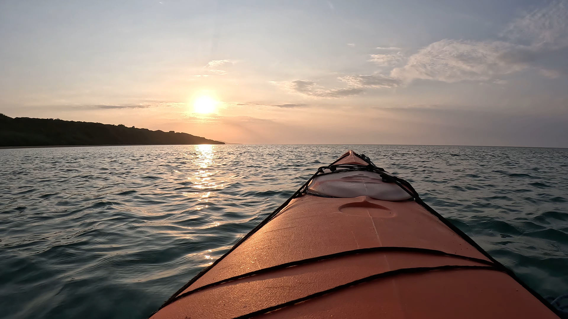 GoProで撮影した、徐々に沈んでいく太陽。動画だと波の音やカヌーを漕ぐ音もしっかり録れて、見返したときもその場所に戻ったかのような気持ちになる