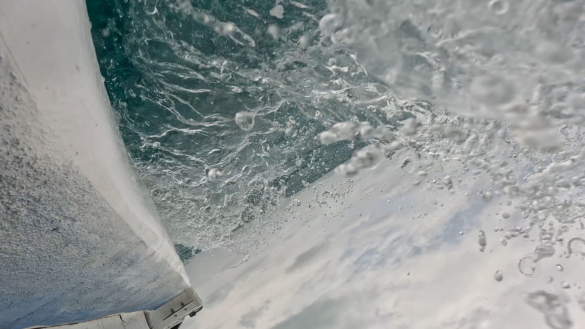 フェリーが進んでいるときの水しぶきをGoProで撮影した。タフな使い方ができるGoProだから撮れるダイナミックな光景だ