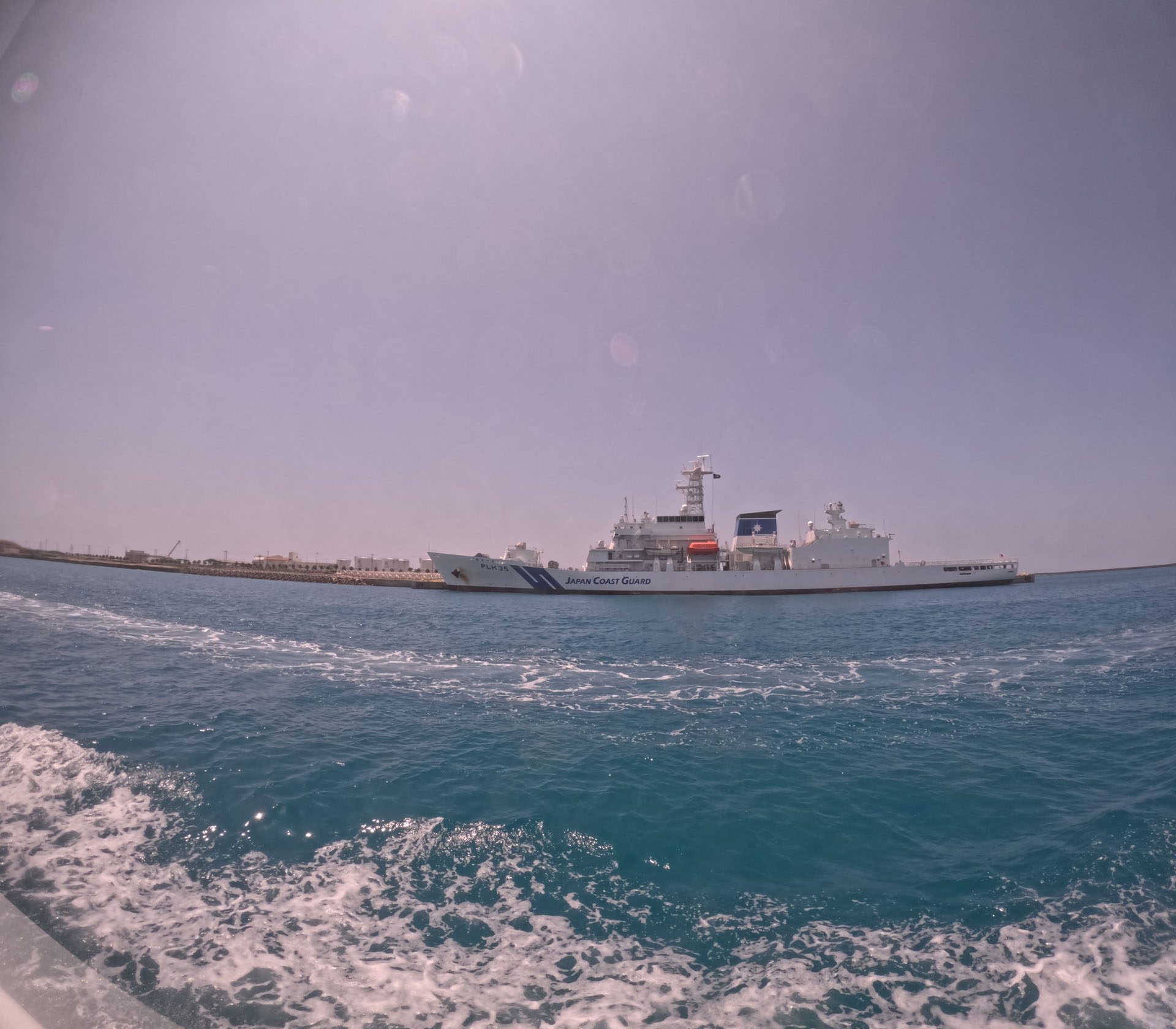 小浜島から石垣島へと向かうフェリーでは、GoProタイムラプスを回してみた。船を見つけたので、写真として切り出してみる