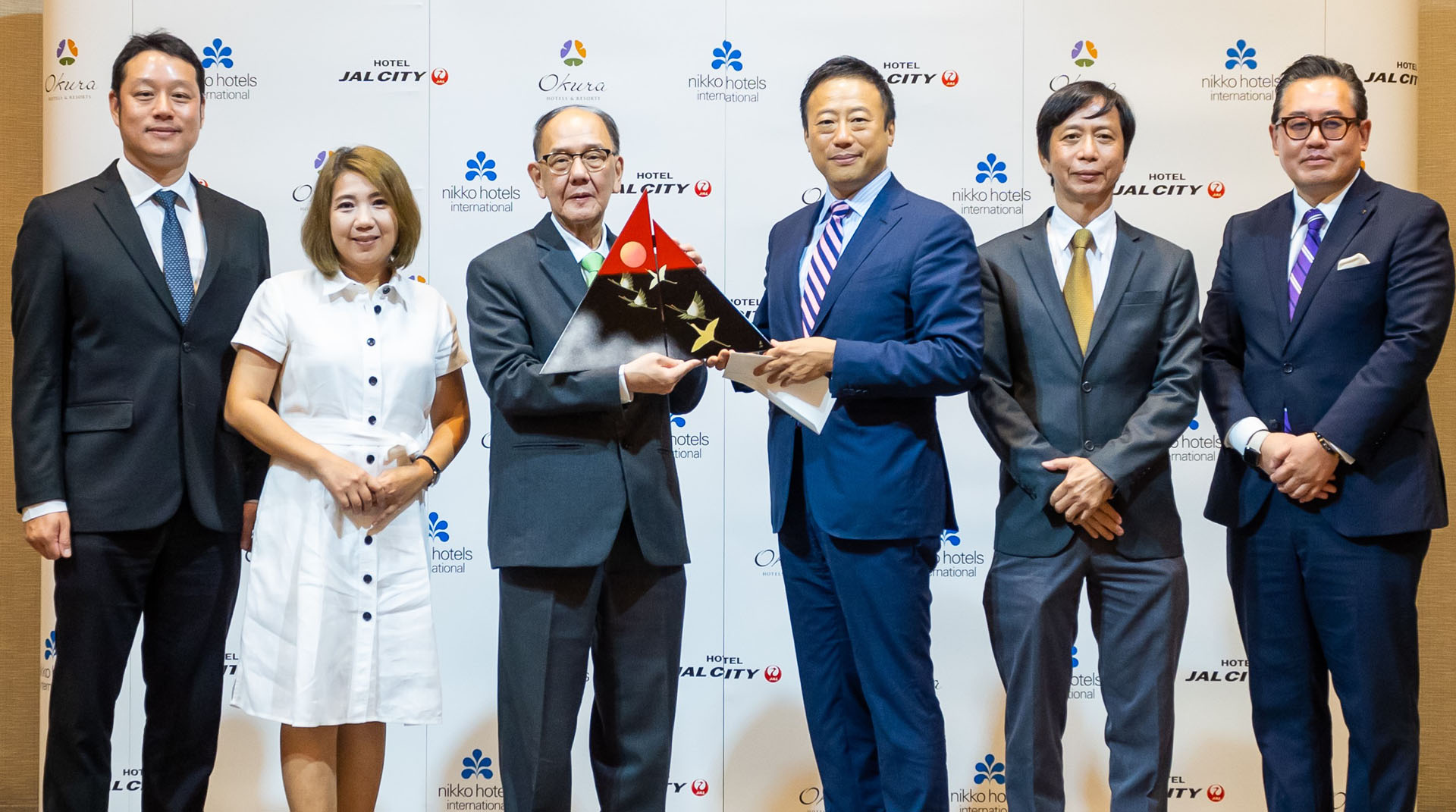 バンコクで行なわれた式典。Grand Tower Enterprise 取締役 Wisit Eamsherangkul氏（中央左）と株式会社オークラ ニッコー ホテルマネジメント 代表取締役社長 大倉喜久彦氏（中央右）らが出席した