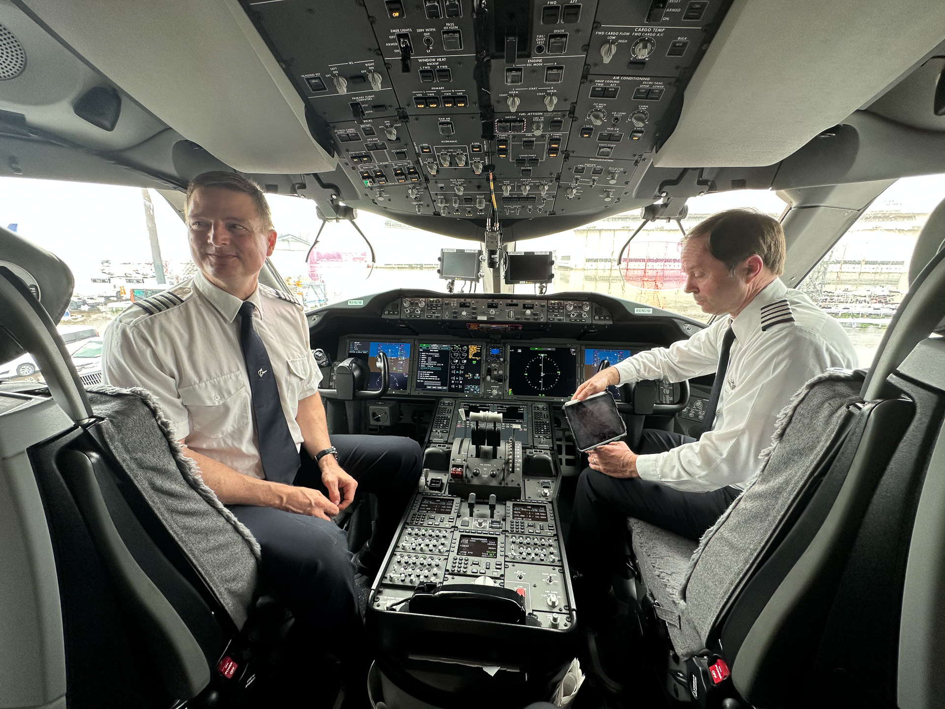 MR TBOの実現には大きな機体の変更は行なっておらず、コクピットでも小さなタブレットで完結するという