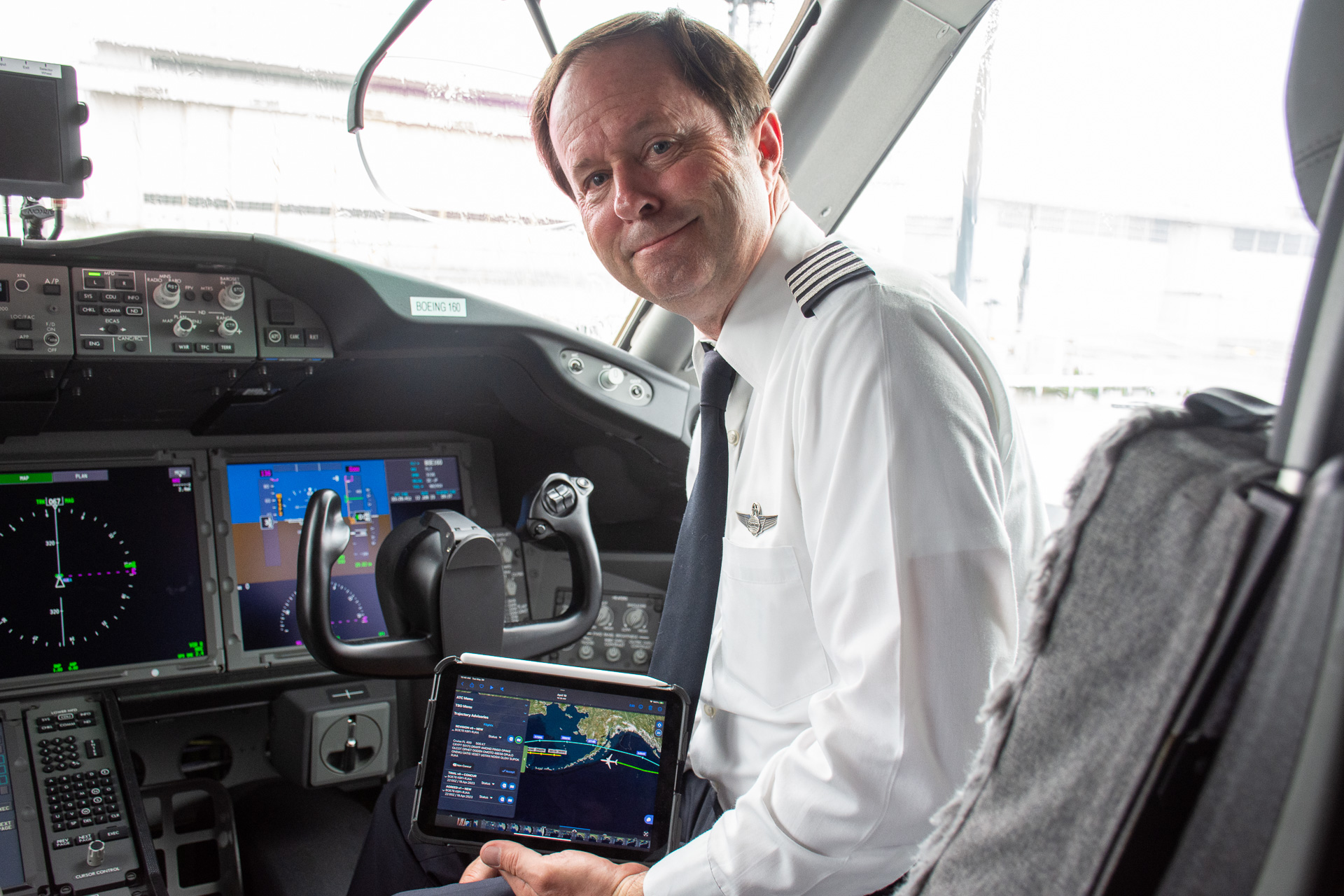 MR TBOの実現には大きな機体の変更は行なっておらず、コクピットでも小さなタブレットで完結するという