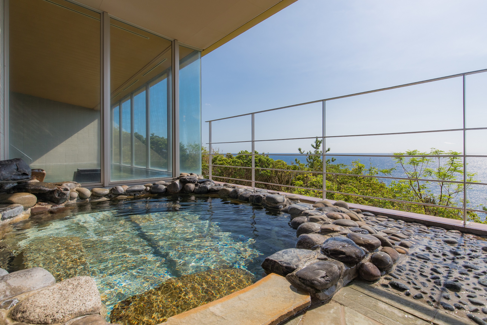 とろみがある屋久島温泉の露天風呂