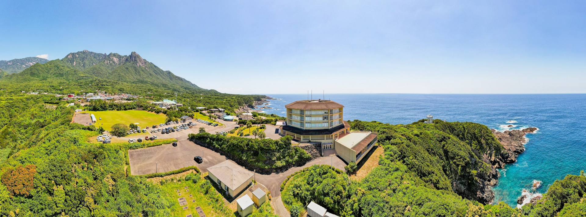雄大な山と海に囲まれた屋久島南端の谷崎鼻に立地する