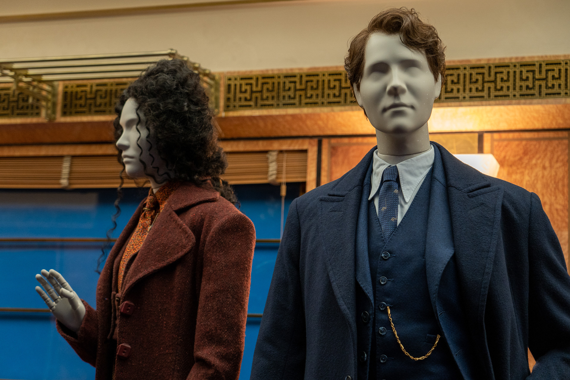 アメリカ人の魔女で呪文学の先生ユーラリー・ヒックス（左）とニュートの兄テセウス・スキャマンダー（右）