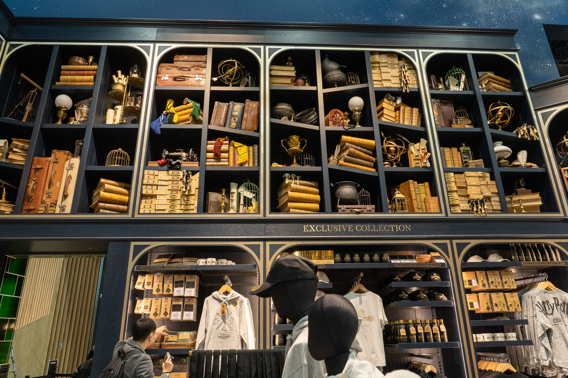 高い位置の棚には小道具がびっしりと。まるで宝箱から商品を選んでいるような気分になる