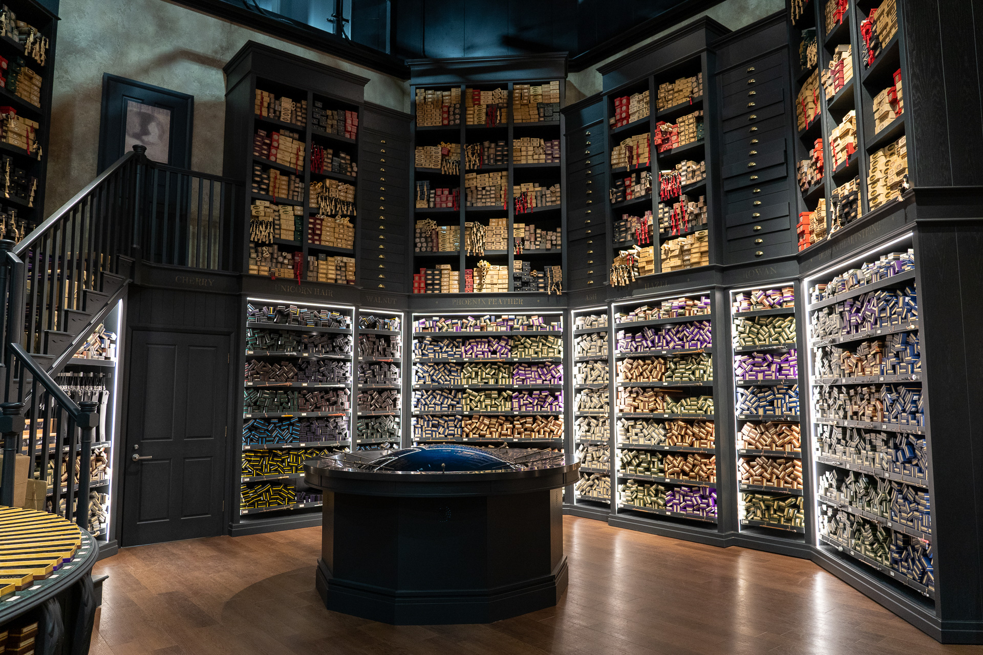 商品が入っている棚の上部も、職人さんがセットと同じように作り込んでいる。まるでオリバンダーの杖店の棚のようだ