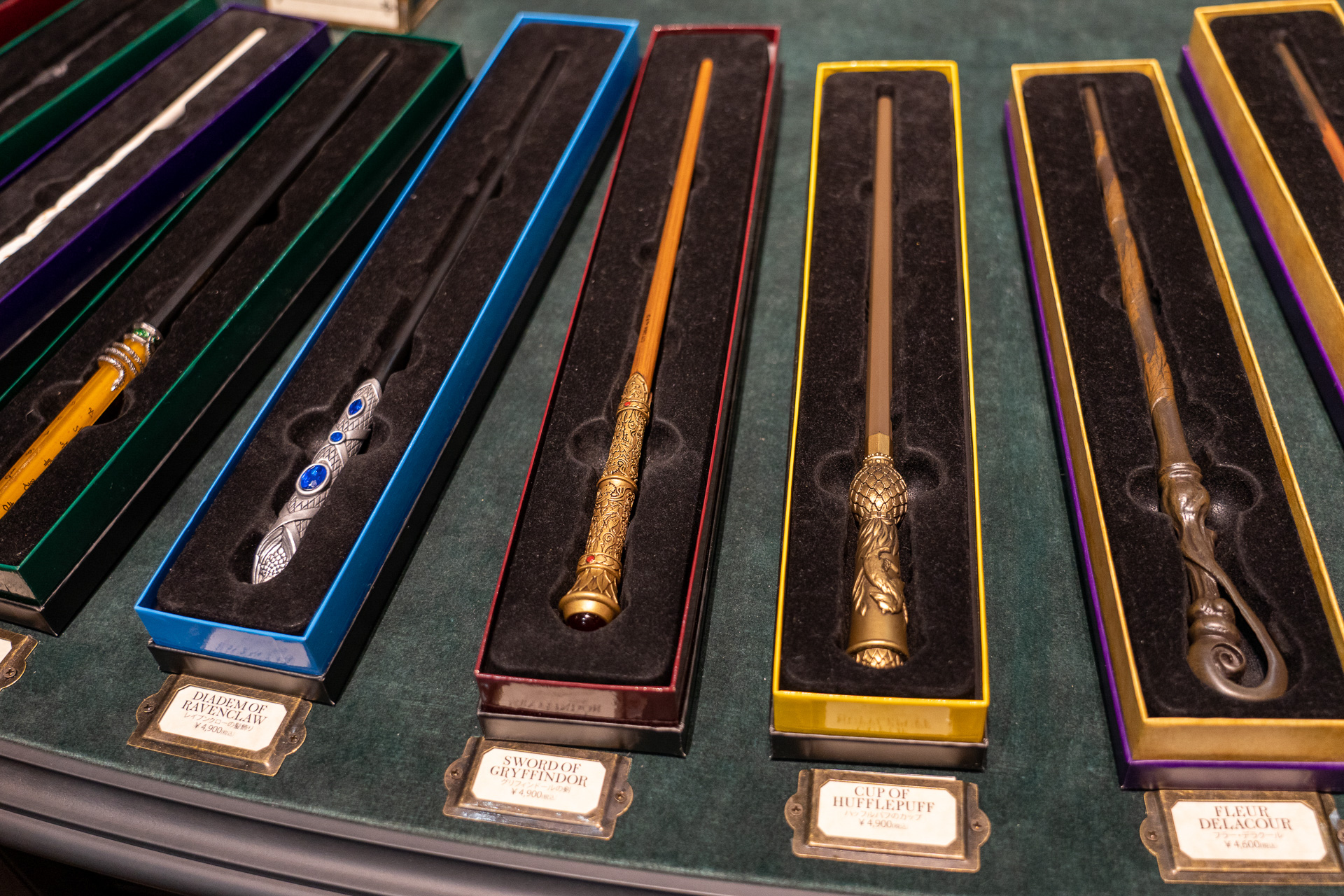 ざっと見たところ杖は1本4600円～4900円。不死鳥の杖は4900円だった。名入れは＋1000円