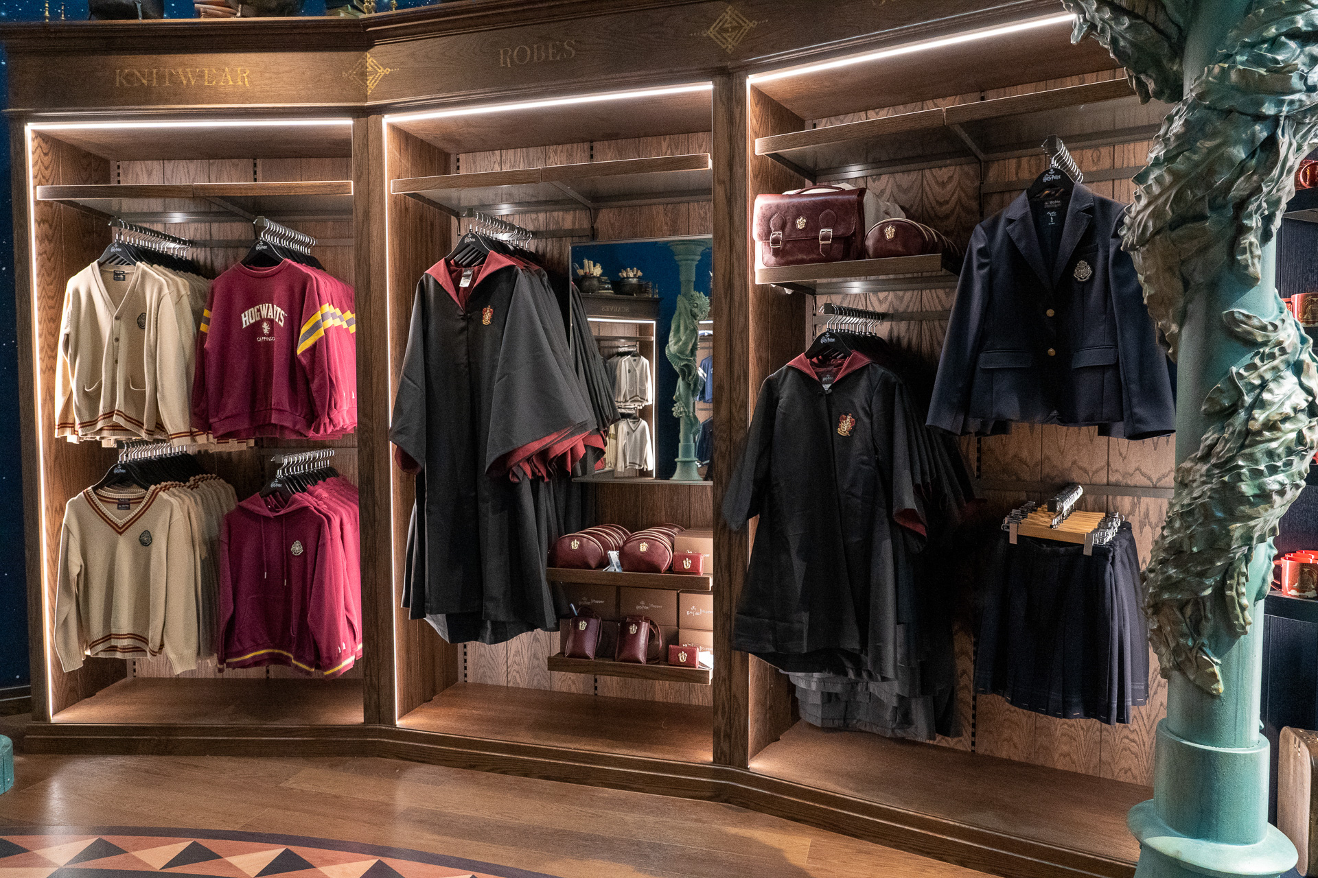 映画で登場した各寮の紋章入りのローブはワッペン下に名前を入れられる。1万3000円（名入れ代込み）12文字までOK