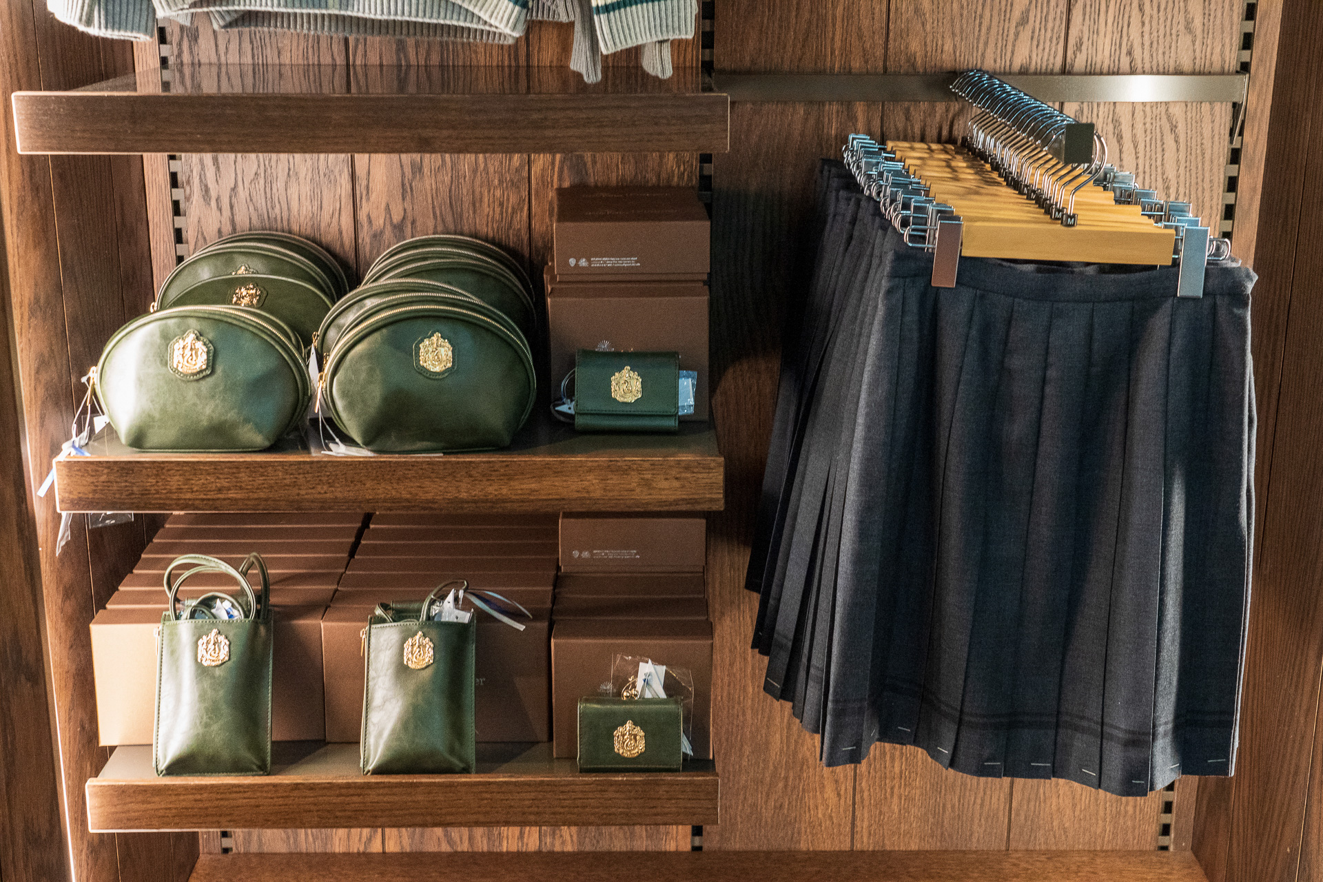 ポーチやヘアアクセサリーなども寮別に揃う