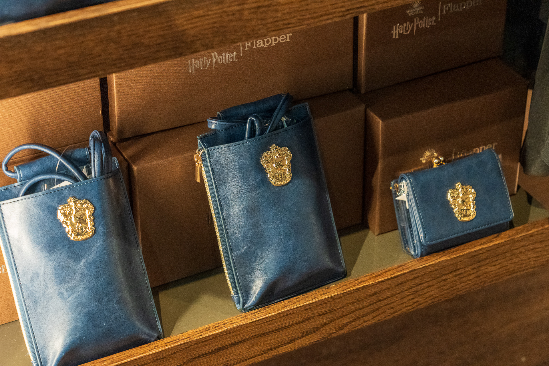 ポーチやヘアアクセサリーなども寮別に揃う