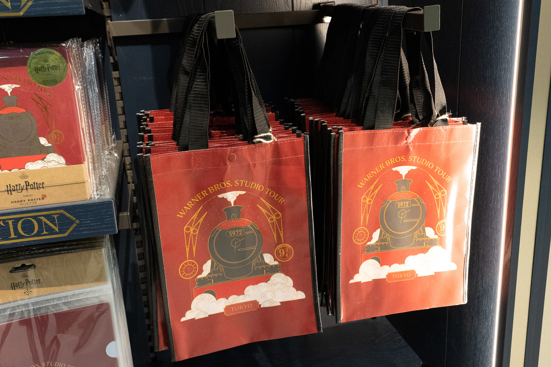 トートバッグや缶バッチ（東京限定）、ステッカーなど