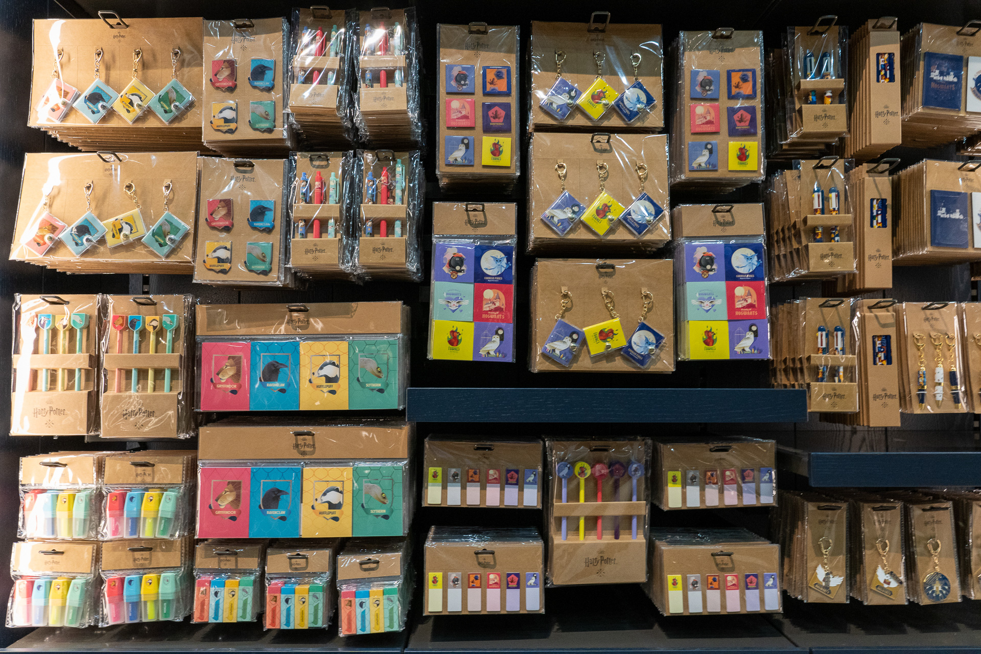 メモパッドやペンセットなど寮別文房具アイテムも多数