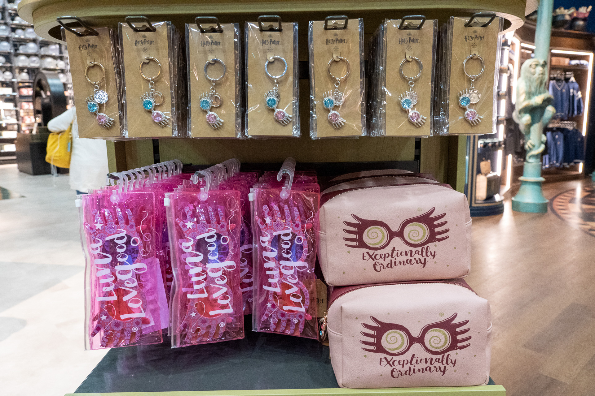 ルーナ・ラブグッドの化粧ポーチやメガネ