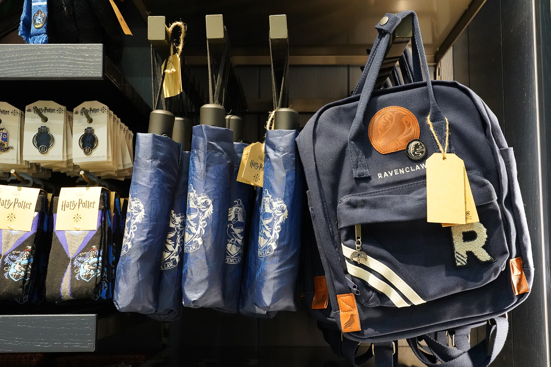 寮別シリーズ。折りたたみ傘やソックスなど