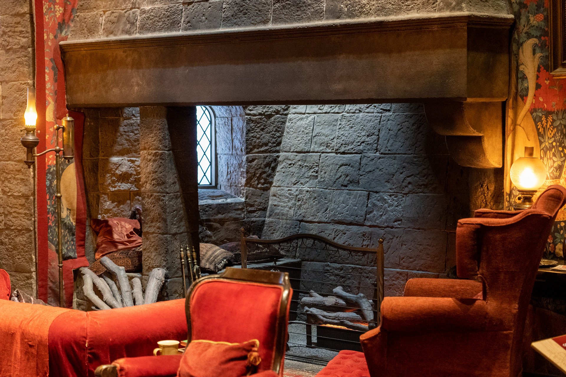 大きな暖炉がグリフィンドール談話室の特徴。ハリーは入学した年のクリスマスに、この暖炉の前で思いがけないクリスマスプレゼントを受け取った