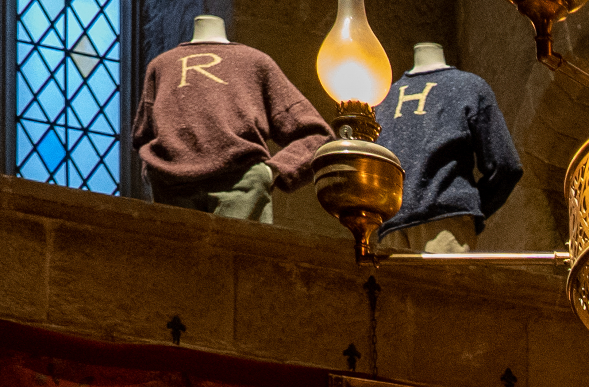 よく見ると階段上のマネキンが着ているのはロンの「R」とハリーの「H」が施された、ロンママ特製セーター。おそらくショップで販売するのでは？